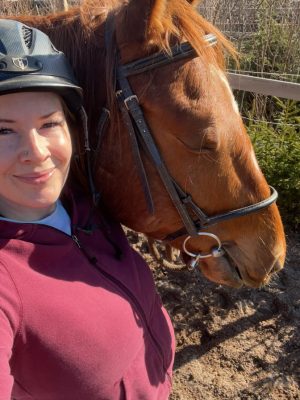Jessica McDonald smiling and taking a selfie with her horse.